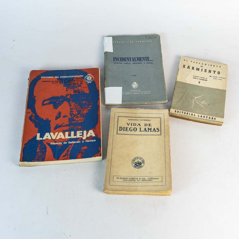 4 libros: Incidentalmente....(Algunas cartas, discursos y notas) por Carlos Vaz Ferreira, El Pensamiento de Sarmiento, Vida de Diego Lamas por Fernando Gutiérrez y Lavalleja por Eduardo de Salterain y Herrera.