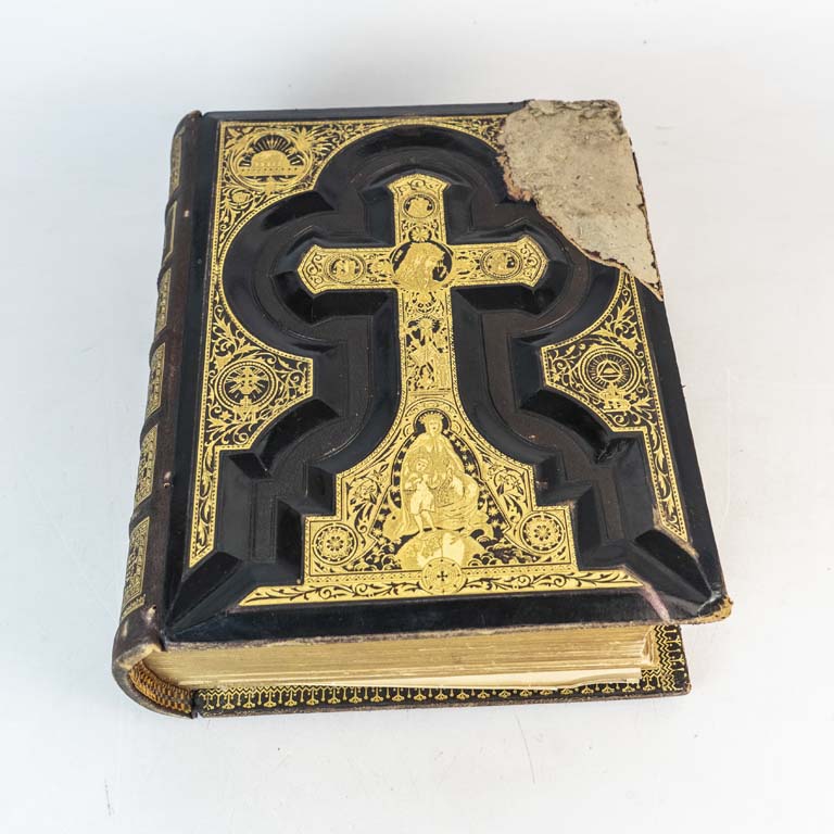 La Sagrada Biblia traducida de la vulgata latina, Nueva edición preparada bajo la sanción del Ilmo. señor Don Santiago F.Wood adornada con más de trescientas láminas, de tapa dura con motivos en dorado.