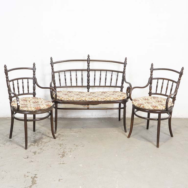 Tres piezas de living vienesas: sofá de dos cuerpos y dos sillones. Asientos esterillados y con almohadones. Esterillas con averías y hundidas. Soporte del asiento del sofá desprendido y con avería. Polillas en la madera y detalles en el lustre. - Medidas: 113 x 51 x 105cm