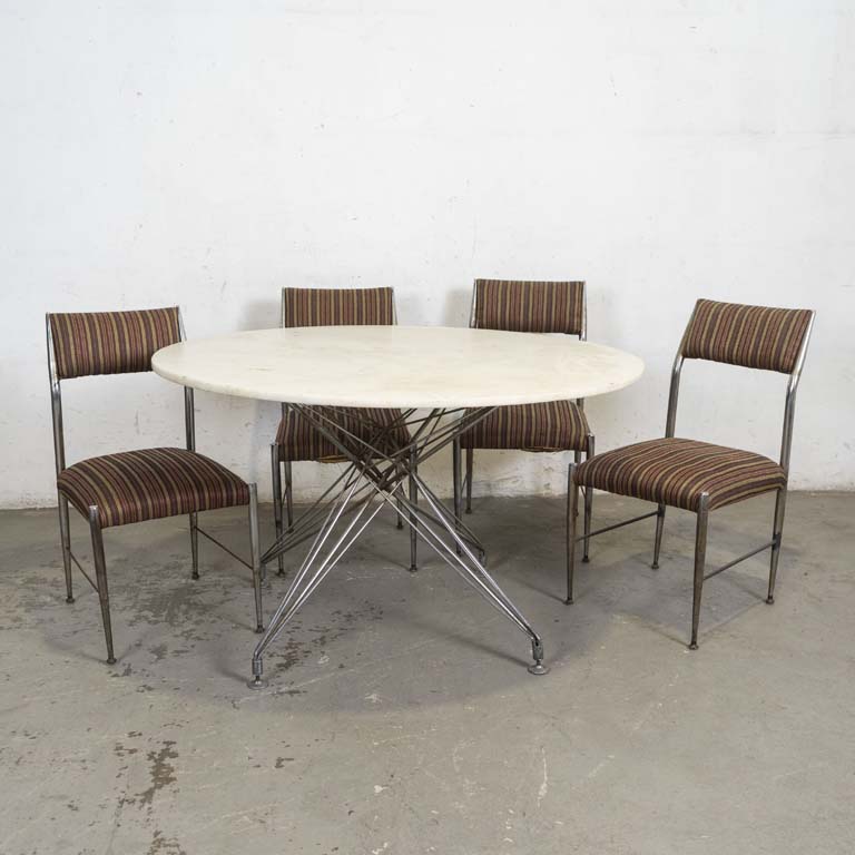 Mesa de comedor circular y cuatro sillas, diseño vintage. Mesa de comedor con tapa de mármol y base cromada, sillas cromadas con tapizados a rayas. Mármol marcado, cromados con manchas y puntos de óxido. Tapizados con desgaste y manchados. - Medidas: 123 x 73cm