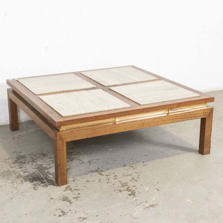 Mesa de living, tapa con cuatro de mármoles y guarda dorada (de papel). Averías en el enchapado de la tapa. Papel de la guarda desprendido. Detalles en el lustre. - Medidas: 100x100x37cm