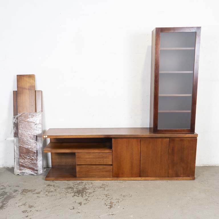 Rack de TV, con cristalero (suelto) y dos estantes para amurar. Mueble bajo, con: dos puertas y dos cajones. Tapa rayada y detalles en el lustre. - Medidas: Mueble bajo: 200 x 45 x 60cm