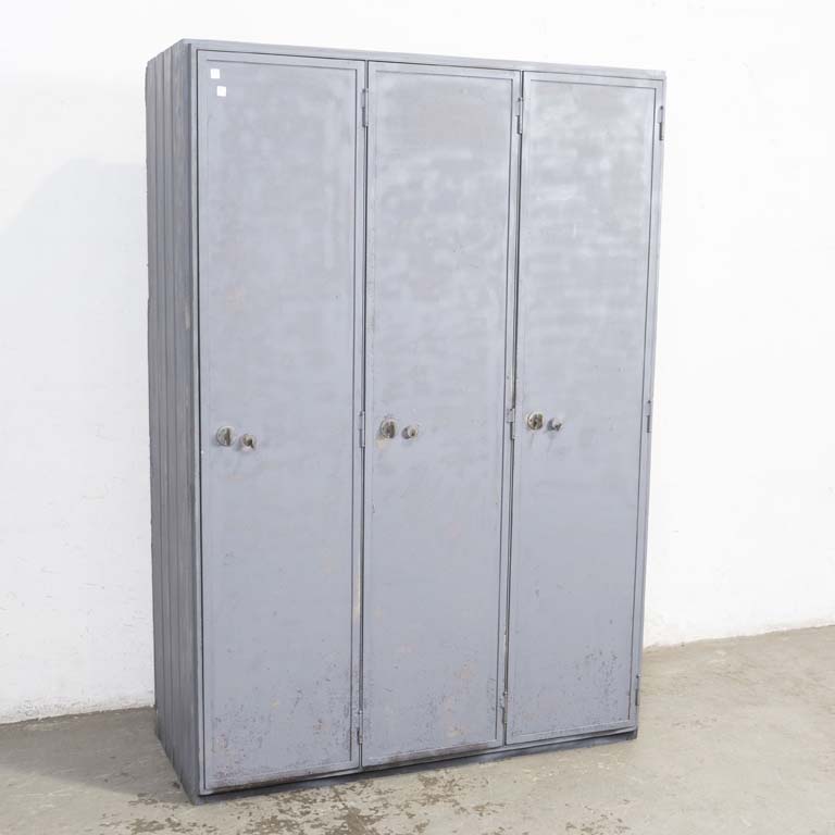 Fichero de tres puertas de chapa, con cajones interiores. Puntos de óxido en las puertas y averías en los cajones. Detalles en la madera y en la pintura. - Medidas: 120 x 48 x 173cm