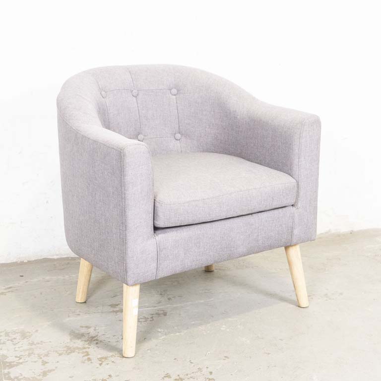 Butaca medio punto, tapizada en tela gris con patas de madera. Respaldo capitoneado y almohadón en el asiento. Detalles en el lustre y tapizado para lustrar. - Medidas: 70 x 57 x 70cm
