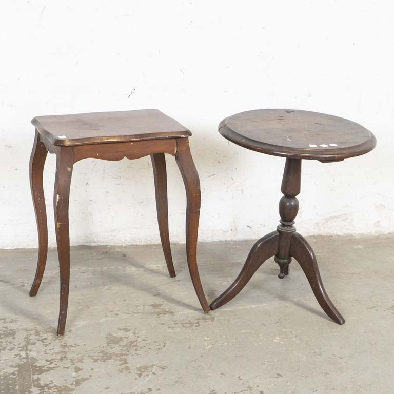 Par de mesitas de sala diferentes: una inglesa circular y otra francesa. Mesa inglesa inclinada, tapa abierta y con detalles. Francesa patas desencoladas y detalles en el lustre. - Medidas: Francesa: 39 x 40 x 56cm