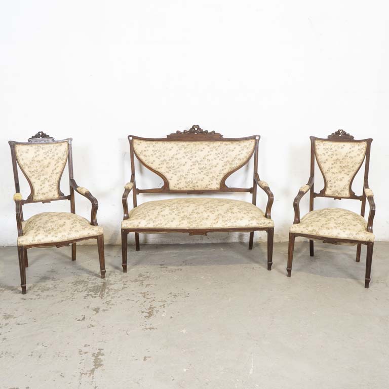 Tres piezas de sala art nouveau, tapizadas: sofá y dos sillones. Asientos con resortes marcados, tapizados con averías y desgaste. Madera con detalles y lustre con detalles. - Medidas: 112 x 48 x 102cm