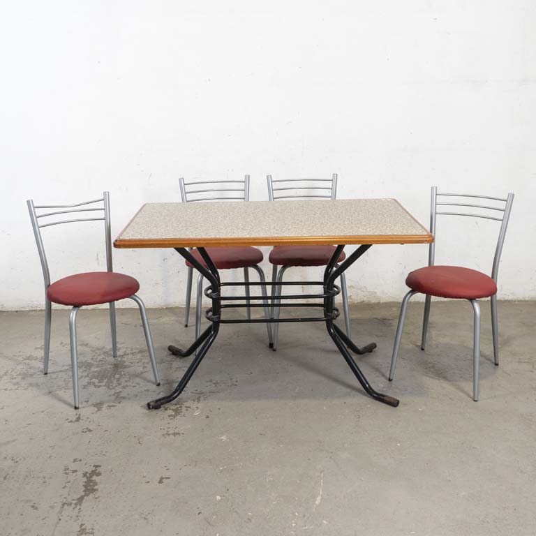Mesa de comedor y cuatro sillas. Mesa con tapa de cármica (simil mármol) y pata de caño metálico. Sillas metálicas con asientos tapizados. Mesa floja y con detalles en la pintura de las patas. Sillas con averías en los tapizados. - Medidas: 122 x 75 x 76cm