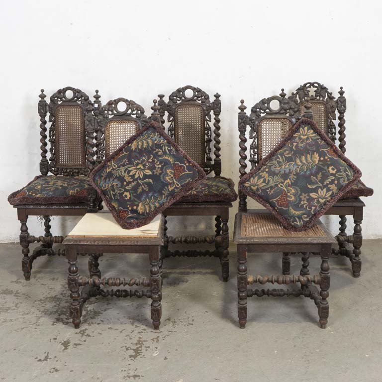 Cinco sillas jacobinas (una diferente), talladas y esterilladas. Con almohadones en los asientos (para limpiar). Averías en las esterillas, detalles y faltantes en la madera y algún orificio de polillas.