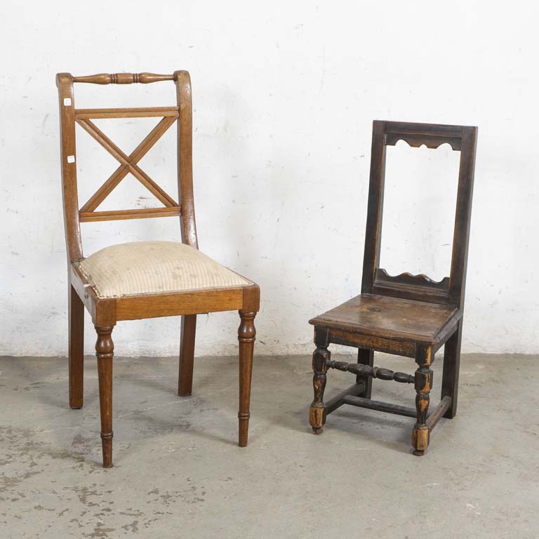 Par de sillas diferentes: una inglesa con asiento tapizado y otra baja (de niño). Silla inglesa para retapizar. Silla baja con detalles en la madera y sin tablero en el respaldo. Detalles en el lustre. - Medidas: 36x36x86cm