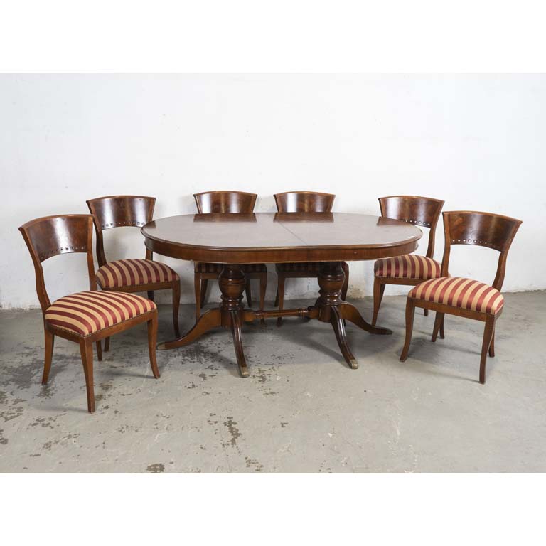 Mesa de comedor inglesa, con tabla y seis sillas tapizadas a rayas. Mesa oval con dos patas torneadas. Detalles en la madera y en el lustre. Tapizados manchados y con roce. - Medidas: 173x108x78cm