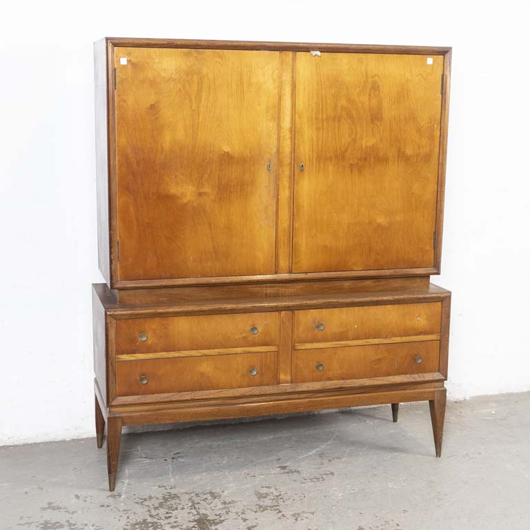 Bargueño americano, dos puertas y cuatro cajones (uno cubiertero). Interior con : puerta abatible horizontal, bar espejado (espejos manchados). Tirador suelto, falta regatón y detalles en el lustre. - Medidas: 123x43x149cm