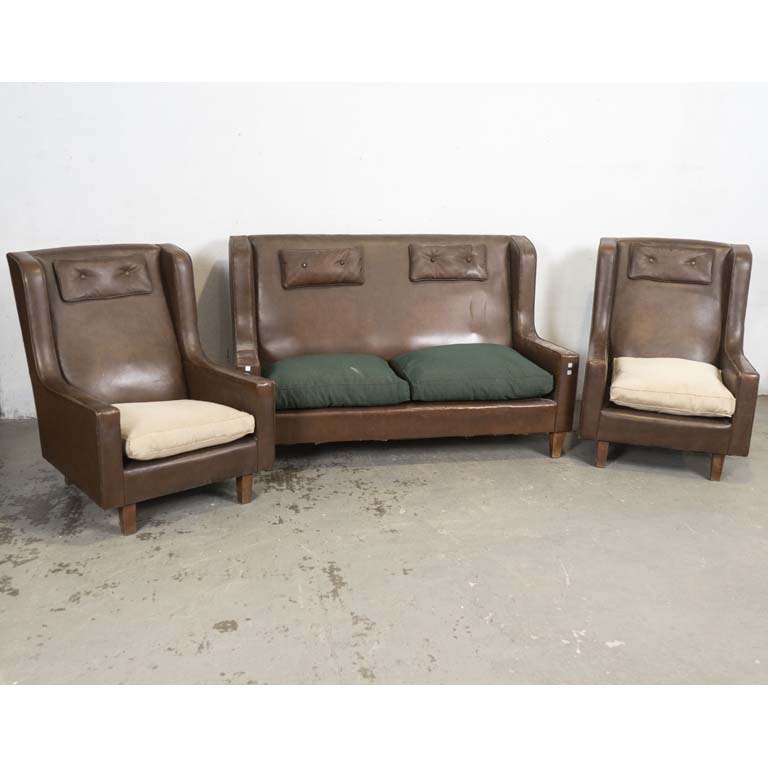 Tres piezas de living tapizadas en cuerina: sofá de dos cuerpos y dos sillones. Almohadones de tela en los asientos. Detalles en los tapizados y en los almohadones. Para limpiar. - Medidas: 158 x 62 x 98cm