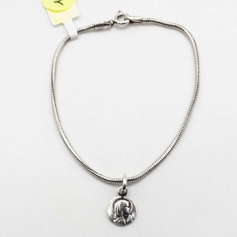 Pulsera de plata, cola de ratón con dije religioso. - Medidas: 19 cm Peso: 4.3 g