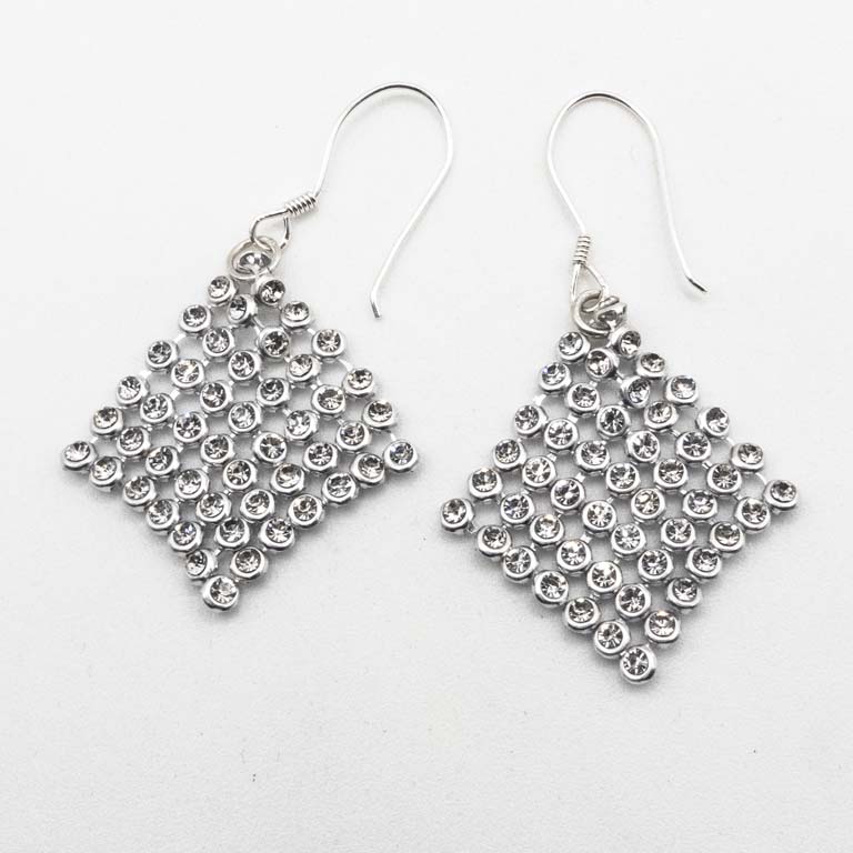 Par de caravanas fantasía, con ganchos de plata y strass. - Medidas: 3 x 3 cm Peso: 2 g