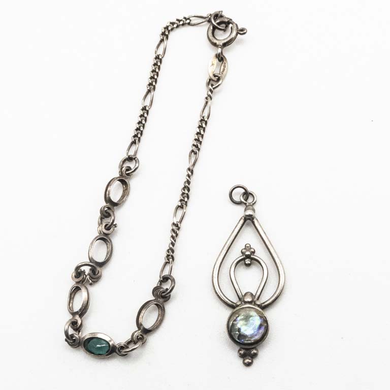 Dije y pusera de plata, con nacar. - Medidas: Dije: 1.3 x 3.7, pulsera: 18 cm Peso: 4.6 g