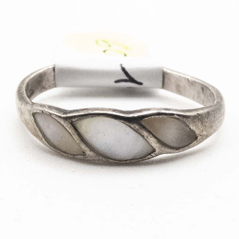 Anillo de Plata con Nácar y Detalle