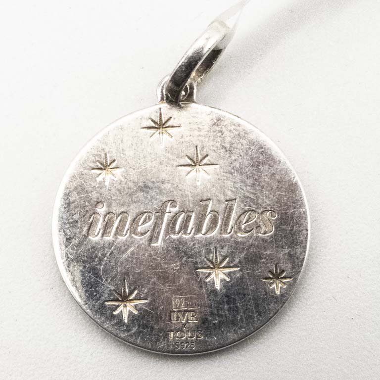 Dije de plata circular "Tous", grabado en ambas caras. - Medidas: 2 cm Peso: 3.5 g