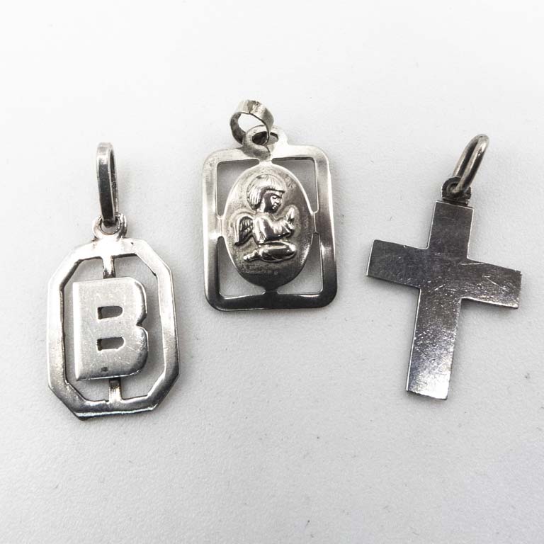 3 dijes de plata: B, cruz y angelito - Medidas: Angelito: 1.2 x 1.5 cm Peso: 3.1 g