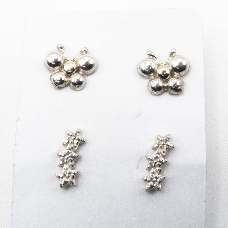 Dos pares de tornillos de plata. - Medidas: Mariposas: 0.8 x 0.8, Estrellas: 0.8 x 0.4 cm Peso: 2.34 g