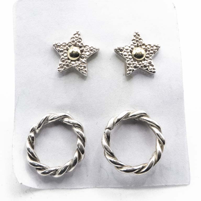Dos pares de tornillos de plata, uno con centro de oro double. - Medidas: Aros: 1, estrellas: 0.8 cm Peso: 2.8 g