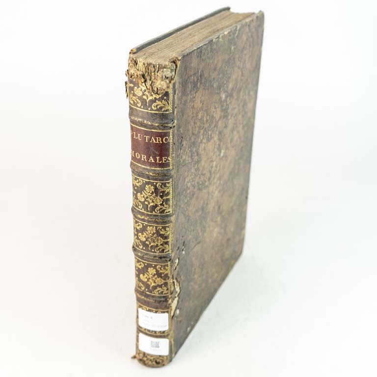 Morales de Plutarco (Moralia) traducido del griego al castellanonpor Diego García de Alderete, impreso por Juan Brocar, con tipografía en letra gòtica castellana, en Alcalá de Henares en 1548, encuadernado con tapas duras