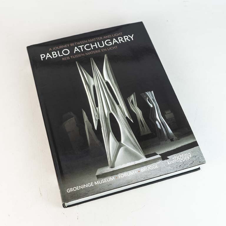 Libro "A Journey Between Matter and Light" de Pablo Atchugarry