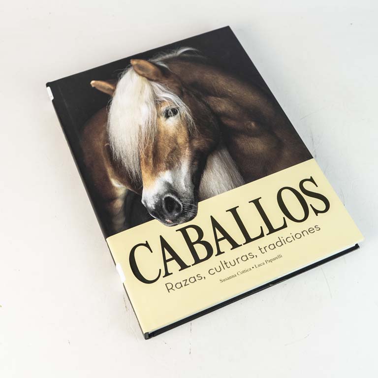 Caballos: Razas, culturas, tradiciones de tapa dura con sobrecultura