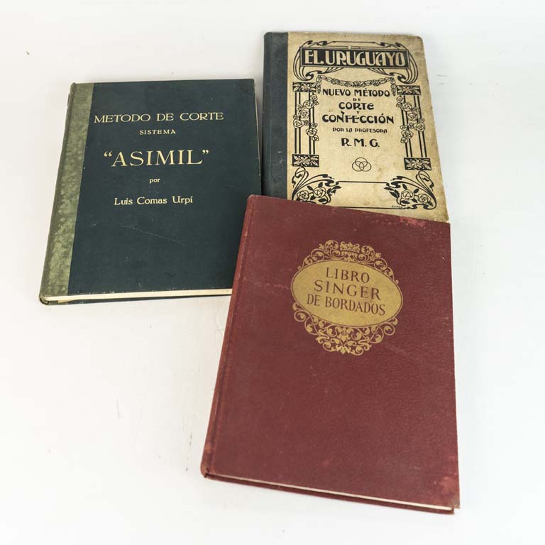 3 libros: El Uruguayo nuevo método de corte y confección por la profesora Rosa Mántaras Gómez, Montevideo 1910, Libro Singer de bordados y Método de corte sistema ASIMIL por Luis Comas Urpí
