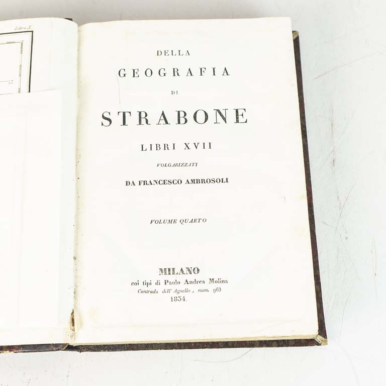 Della Geografía di Strabone volumen IV traducido al italiano por Francesco Ambrosoli publicado en Milán 1854, de tapa dura con encuadernación holandesa.