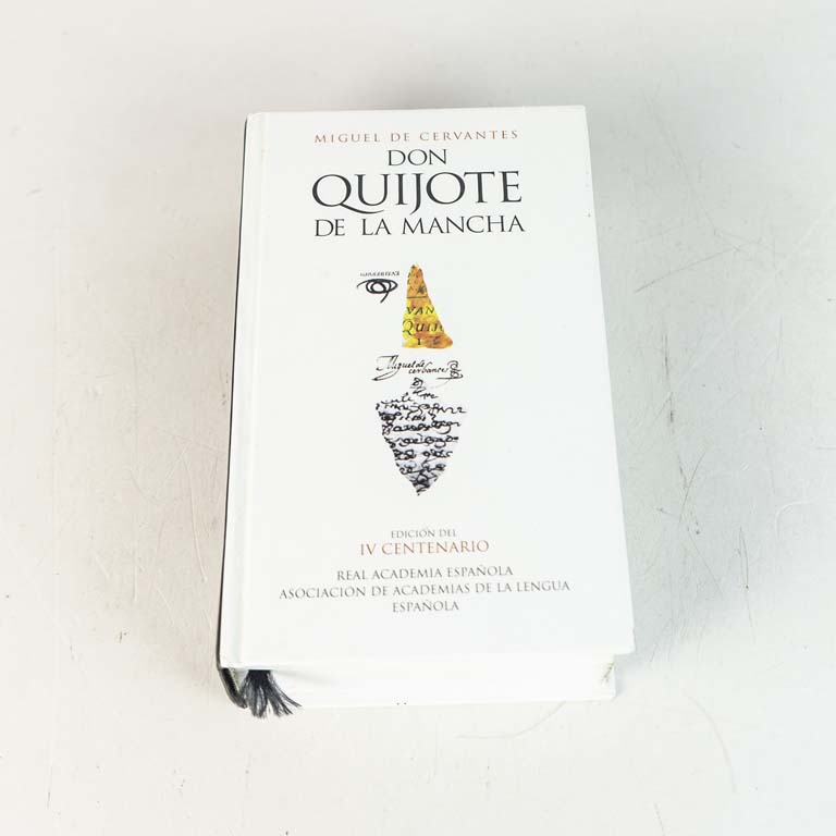 Don Quijote de La Mancha por Miguel de Cervantes Saavedra edición del IV Centenario de la Real Academia Española, de tapa dura.