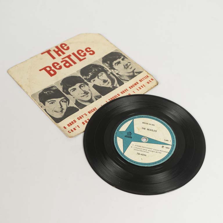 Disco vinilo single- A Hard Day's Night 1965- 1era edición Brasil -Sello Odeón (tapa con detalle)