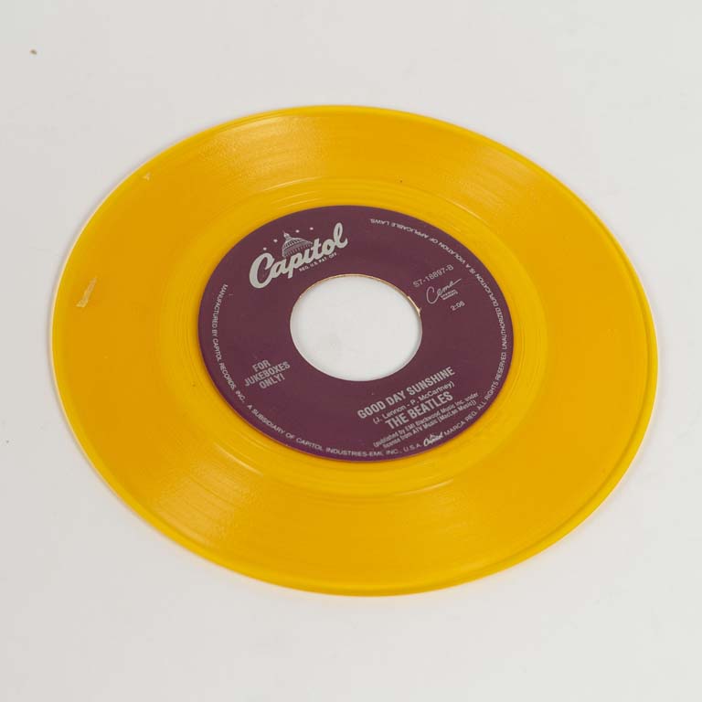 Serie especial para coleccionista ,disco vinilo single seriado en color del sello Capitol, Made in USA: Good day sunshine. Color amarillo con pegote