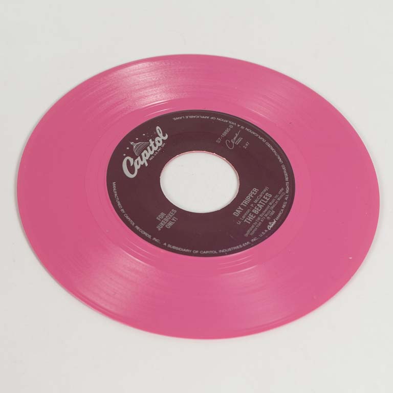 Serie especial para coleccionista ,disco vinilo single seriado en color del sello Capitol, Made in USA: Day tripper. Color rosado