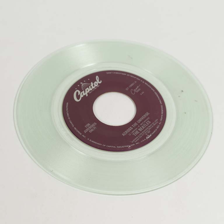 Serie especial para coleccionista ,disco vinilo single seriado en color del sello Capitol, Made in USA: A Cross The Universe. Transparente