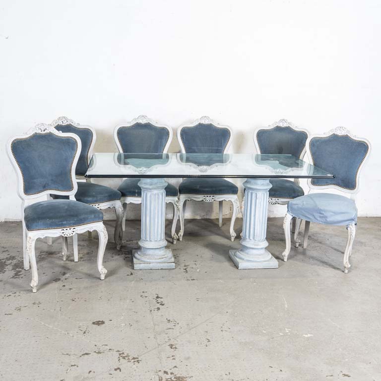 Mesa de comedor y seis sillas. Mesa con tapa de vidrio y bases de material (tipo columnas). Sillas estilo Luis XV tapizadas y patinadas. Sillas con detalles en las pátinas y en los tapizados. Detalles en las bases de material. - Medidas: 160 x 90 x 75cm